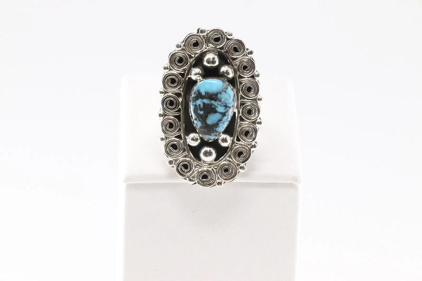 Beautiful detailed turquoise ring