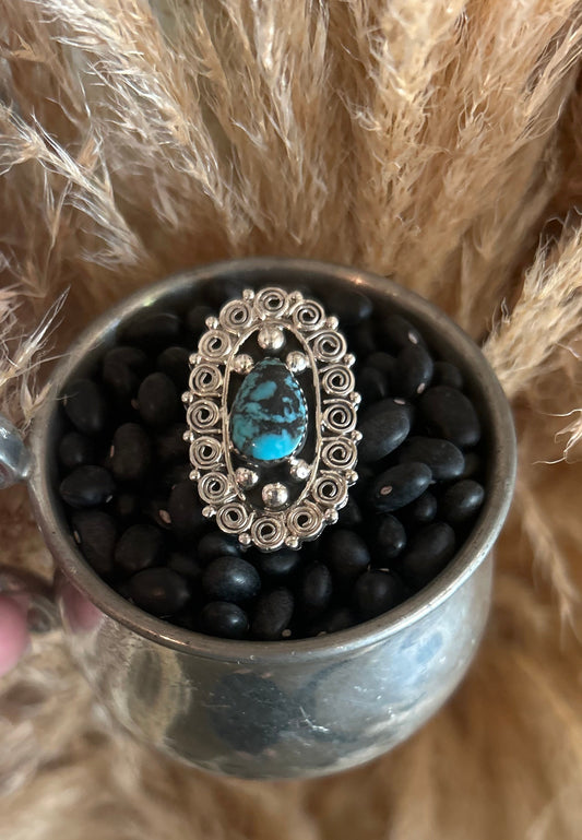 Beautiful detailed turquoise ring