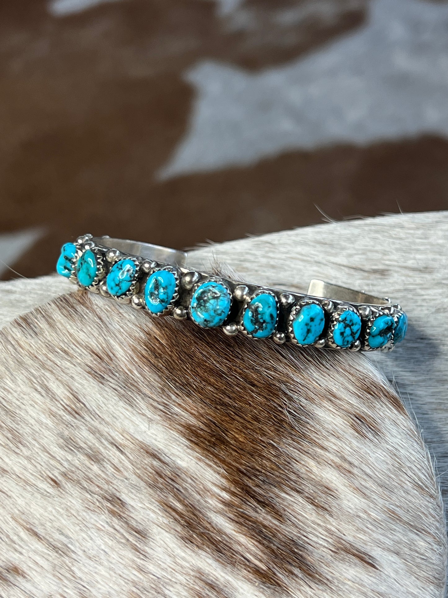 Navajo Natural Kingman Turquoise Nugget Row Sterling Silver Bracelet Hammered Cuff